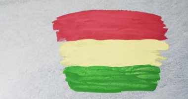 Kırmızı, sarı ve yeşil boya lekelerinin videosu. Gri arkaplanda kopya alanı var. Siyah tarih ayı, farkındalık ve kültür konsepti.