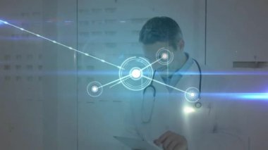 Kafkas erkek doktor üzerindeki simgelerle bağlantı ağının animasyonu. Küresel tıp, sağlık hizmetleri, bağlantılar, bilgisayar ve veri işleme kavramı dijital olarak oluşturulmuş video.