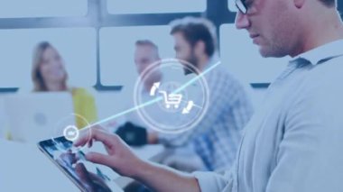 Ofisteki dijital tablette kaydırılan beyaz adamın üzerindeki bağlı simgelerin animasyonu. Dijital bileşik, çoklu pozlama, iletişim, iş, rapor, alışveriş ve teknoloji kavramı.