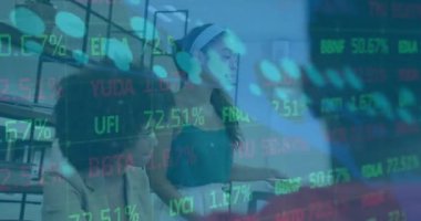 Ofisteki çeşitli iş adamları üzerinde finansal veri işleme animasyonu. Küresel finans, iş, bağlantılar, hesaplama ve veri işleme kavramı dijital olarak oluşturulmuş video.