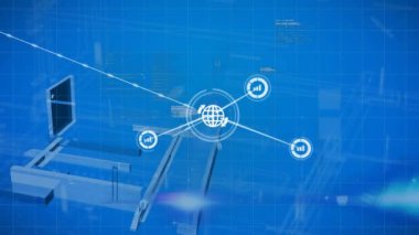 Bağlı simgelerin animasyonu, ikili kodlar ve üç boyutlu ev modeli üzerinde bilgisayar dili. Dijital olarak oluşturulmuş, hologram, illüstrasyon, iletişim, kodlama, programlama dili, mimari,