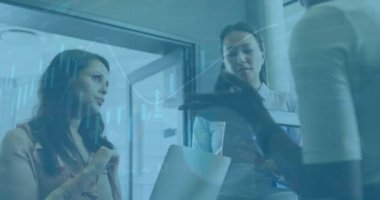 Ofisteki çeşitli iş adamları üzerinde finansal veri işleme animasyonu. Küresel finans, iş, bağlantılar, hesaplama ve veri işleme kavramı dijital olarak oluşturulmuş video.