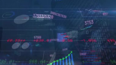 Güneş panelleri üzerinden finansal veri işleme animasyonu. Küresel çevre, iş, bağlantılar, hesaplama ve veri işleme kavramı dijital olarak oluşturulmuş video.