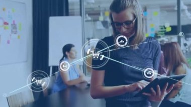 Çift ırklı kadının dijital tablet kullanırken cep telefonunu kontrol etmesi üzerine bağlı simgelerin animasyonu. Dijital bileşik, çoklu pozlama, iletişim, rapor, iş ve teknoloji kavramı.