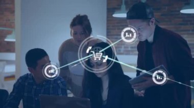 Dizüstü bilgisayardaki raporları tartışan çeşitli iş arkadaşlarının bağlı simgelerin animasyonu. Dijital bileşik, çoklu pozlama, iletişim, iş dünyası, takım çalışması, planlama ve teknoloji kavramı.