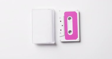 Pembe etiketli retro kaset videosu ve beyaz arkaplanda kopyalama alanı olan temiz kutu. Retro, nostalji, vintage, müzik ve bant kayıt kavramı.