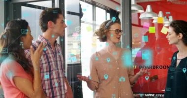 Çeşitli iş arkadaşlarının ofiste fikir paylaşımı üzerine bağlantılı simgelerin canlandırılması. Dijital bileşik, çoklu pozlama, iş, tartışma, planlama, takım çalışması ve teknoloji kavramı.