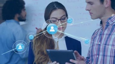 Kafkas iş arkadaşlarının tablet üzerinde ayakta duran ve raporları tartışan bağlantılı simgelerin canlandırılması. Dijital bileşik, çoklu pozlama, iletişim, iş dünyası, takım çalışması ve teknoloji kavramı.