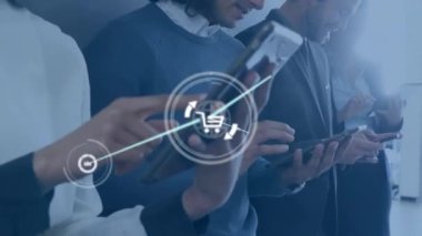 Duvar destekli ve dijital tablet kullanan çeşitli insanlar üzerinde bağlı simgelerin canlandırılması. Dijital bileşik, çoklu pozlama, iletişim, rapor, iş, alışveriş ve teknoloji.