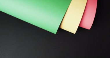 Siyah arkaplanda kopya alanı olan kırmızı, sarı ve yeşil kağıtların videosu. Siyah tarih ayı, farkındalık ve kültür konsepti.