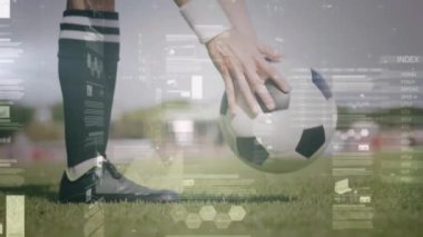 Kafkasyalı futbolcu üzerinden finansal veri işleme animasyonu. Küresel spor, rekabet, bağlantılar, hesaplama ve veri işleme kavramı dijital olarak oluşturulmuş video.