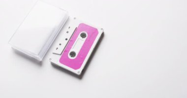 Pembe etiketli retro kaset videosu ve beyaz arkaplanda kopyalama alanı olan temiz kutu. Retro, nostalji, vintage, müzik ve bant kayıt kavramı.