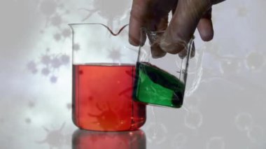 Covid virüs hücrelerinin üzerindeki deney tüplerinin animasyonu. Küresel bilim, salgın, bağlantılar, hesaplama ve veri işleme kavramı dijital olarak oluşturulmuş video.