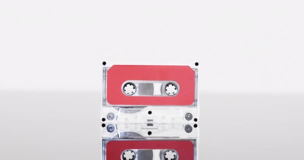 Video Van Retro Cassette Tape Met Rood Label Reflectie Met — Stockvideo