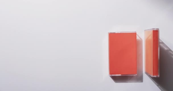 两个复古橙色盒式磁带盒的视频 其复制空间为灰色背景 音乐和录音概念 — 图库视频影像