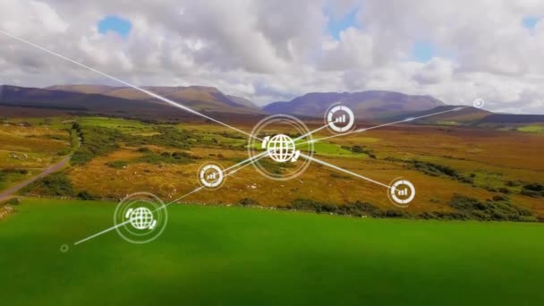 山と曇りの空に向かって緑の風景を眺めるコネクテッドアイコンのアニメーション デジタル複合 複数の露出 コミュニケーション レポート ビジネス テクノロジーのコンセプト — ストック動画