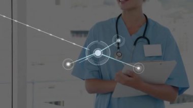 Kafkasyalı kadın doktor üzerinden bağlantı ağının animasyonu. Bağlantılar, tıp ve sağlık konsepti dijital olarak oluşturulmuş video.