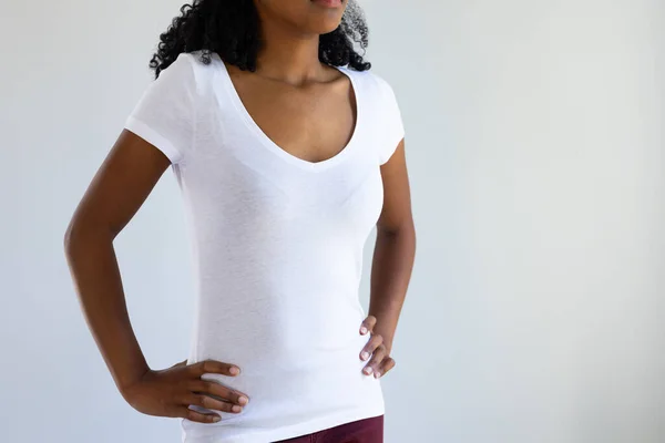Mitten Biracial Kvinna Vit Shirt Med Kopia Utrymme Vit Bakgrund — Stockfoto