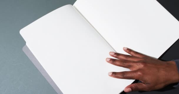 Vídeo Mão Homem Afro Americano Segurando Livro Com Páginas Branco — Vídeo de Stock