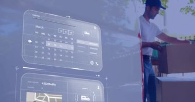 Ekranların üzerinde veri işleme animasyonu ve kutulu beyaz postacı. Küresel gönderim, bağlantılar, hesaplama ve veri işleme kavramı dijital olarak oluşturulmuş video.