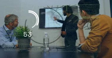 Ofisteki çeşitli iş adamları üzerinde finansal veri işleme animasyonu. Küresel finans, iş, bağlantılar, hesaplama ve veri işleme kavramı dijital olarak oluşturulmuş video.