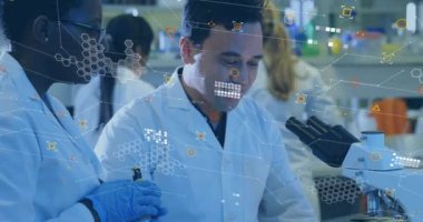 Çeşitli bilim adamları ve laboratuvarda mikroskop üzerinden beyaz piksellerin işleme verilerinin animasyonu. Takım çalışması, bilim, araştırma, veri, tıp, sağlık ve teknoloji dijital olarak üretilen video.