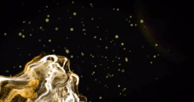 Siyah zemin üzerinde turuncu ve beyaz parçacıklardan oluşan hareketli ağın ve beyaz ışık noktalarının animasyonu. Enerji, ışık, veri, ağ, iletişim ve dijital teknoloji dijital olarak oluşturulmuş video.