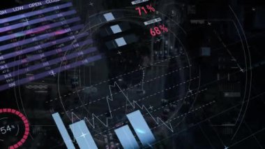 Şebeke ve karanlık arka planda finansal veri işleme animasyonu. Küresel finans, iş, bağlantılar, hesaplama ve veri işleme kavramı dijital olarak oluşturulmuş video.