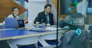 Ofisteki çeşitli iş adamları üzerinde ikili kodlama veri işleme animasyonu. Küresel finans, iş, bağlantılar, hesaplama ve veri işleme kavramı dijital olarak oluşturulmuş video.