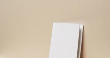 Beyaz boş sayfalı bir kitap videosu ve sarı arkaplandaki boşluğu kopyala. Kitap, edebiyat, kağıt, yazı, doku ve materyal kavramı.