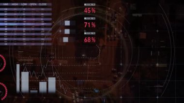 Şebeke ve karanlık arka planda finansal veri işleme animasyonu. Küresel finans, iş, bağlantılar, hesaplama ve veri işleme kavramı dijital olarak oluşturulmuş video.