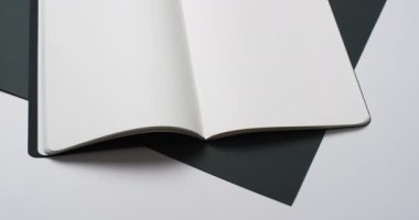 Beyaz boş sayfalı kitap videosu ve siyah beyaz arkaplan üzerine kopyalama alanı. Kitap, edebiyat, kağıt, yazı, doku ve materyal kavramı.