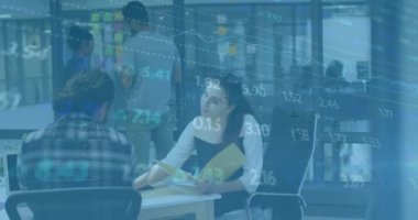 Ofisteki çeşitli iş adamları üzerinde finansal veri işleme animasyonu. Küresel finans, iş, bağlantılar, hesaplama ve veri işleme kavramı dijital olarak oluşturulmuş video.
