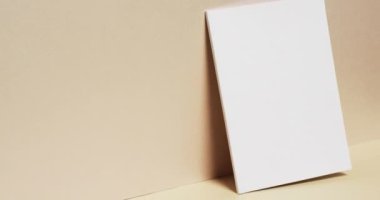 Beyaz boş sayfalı bir kitap videosu ve sarı arkaplandaki boşluğu kopyala. Kitap, edebiyat, kağıt, yazı, doku ve materyal kavramı.