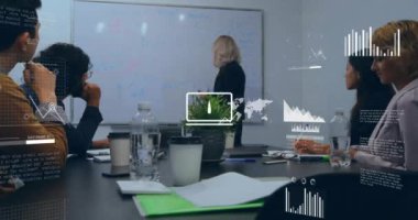 Ofisteki çeşitli iş adamları üzerinde finansal veri işleme animasyonu. Küresel finans, iş, bağlantılar, hesaplama ve veri işleme kavramı dijital olarak oluşturulmuş video.