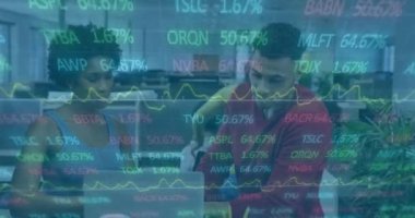 Ofisteki çeşitli iş adamları üzerinde finansal veri işleme animasyonu. Küresel finans, iş, bağlantılar, hesaplama ve veri işleme kavramı dijital olarak oluşturulmuş video.