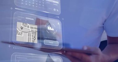 Ekranların üzerinde veri işleme animasyonu ve elinde dosya olan beyaz postacı. Küresel gönderim, bağlantılar, hesaplama ve veri işleme kavramı dijital olarak oluşturulmuş video.