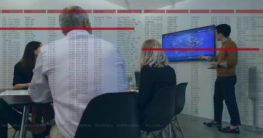 Ofisteki çeşitli iş adamları üzerinde finansal veri işleme animasyonu. Küresel finans, iş, bağlantılar, hesaplama ve veri işleme kavramı dijital olarak oluşturulmuş video.
