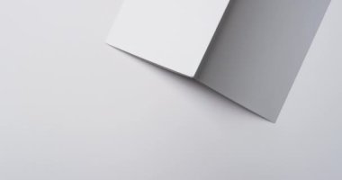 Beyaz boş kapak sayfaları olan bir kitap videosu ve beyaz arkaplan üzerine kopyalama alanı. Kitap, edebiyat, kağıt, yazı, doku ve materyal kavramı.