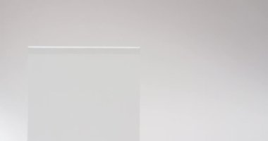 Beyaz boş sayfaları olan kitapların videosu ve beyaz arkaplan üzerine kopyalama alanı. Kitap, edebiyat, kağıt, yazı, doku ve materyal kavramı.