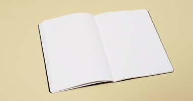 Beyaz boş sayfalı bir kitap videosu ve sarı arkaplandaki boşluğu kopyala. Kitap, edebiyat, kağıt, yazı, doku ve materyal kavramı.