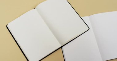 Beyaz boş sayfalı kitapların videosu ve sarı arkaplanda kopyalama alanı. Kitap, edebiyat, kağıt, yazı, doku ve materyal kavramı.