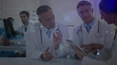 Çeşitli doktorlarla olan bağlantıların animasyonu. Küresel tıp, bağlantılar, hesaplama ve veri işleme kavramı dijital olarak oluşturulmuş video.