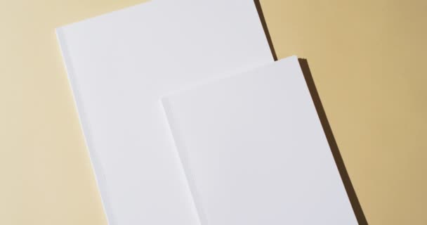 Vídeo Livros Com Páginas Brancas Branco Espaço Cópia Fundo Amarelo — Vídeo de Stock