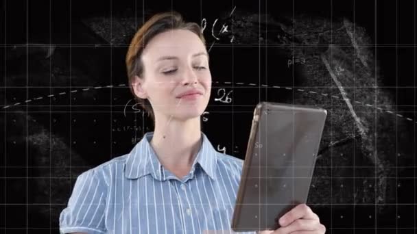 黒い背景のタブレットを持つ数学的なデータ処理と慎重な女性のアニメーション グローバルサイエンス コネクション コンピューティング データ処理コンセプトデジタル生成ビデオ — ストック動画