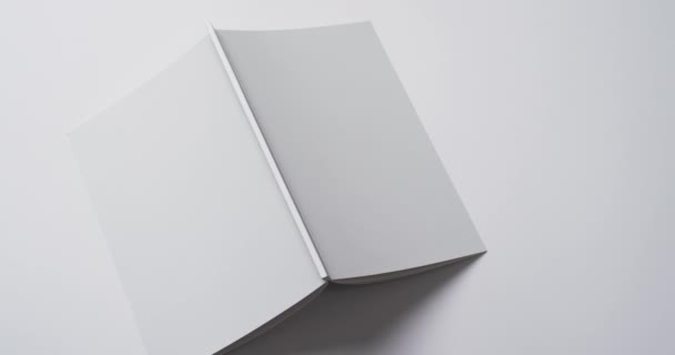 Vídeo Libro Con Portadas Blancas Blanco Espacio Copia Sobre Fondo — Vídeo de stock