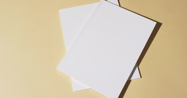 Vídeo Libros Con Páginas Blancas Blanco Espacio Copia Sobre Fondo — Vídeo de stock
