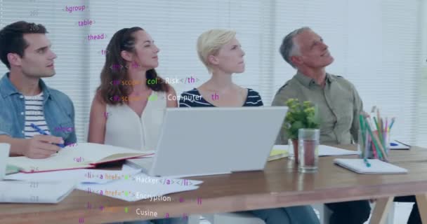 オフィスの多様なビジネスの人々を超える金融データ処理のアニメーション グローバルファイナンス ビジネス コネクション コンピューティング データ処理コンセプトデジタル生成ビデオ — ストック動画