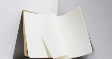 Beyaz boş sayfaları olan bir kitap videosu ve beyaz arkaplan üzerine kopyalama alanı. Kitap, edebiyat, kağıt, yazı, doku ve materyal kavramı.