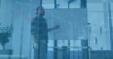 Ofisteki iki ırklı iş adamının finansal veri işleme animasyonu. Küresel finans, iş, bağlantılar, hesaplama ve veri işleme kavramı dijital olarak oluşturulmuş video.